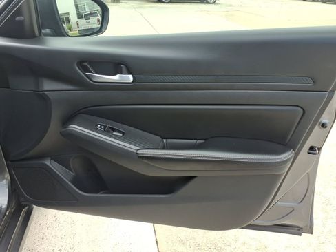 Used 2024 Nissan Altima 2.5 SV FWD image 8