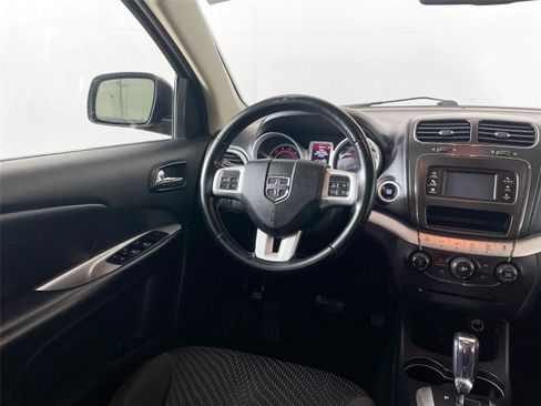 Used 2019 Dodge Journey SE w/ Premium Group image 2