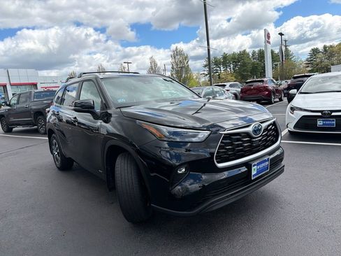 Used 2023 Toyota Highlander XLE AWD/4WD image 3