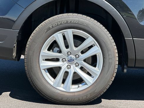 Used 2018 Ford Explorer XLT w/ Equipment Group 202A AWD/4WD image 27