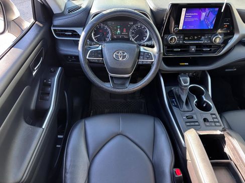 Used 2023 Toyota Highlander XLE image 26