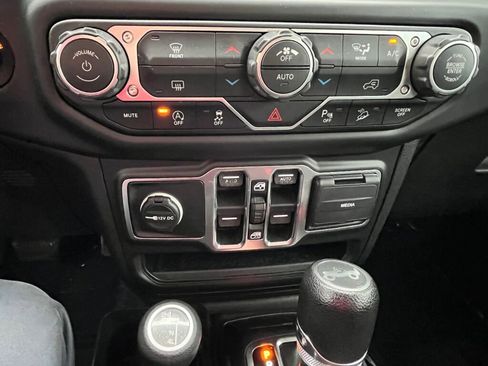 Used 2018 Jeep Wrangler Unlimited Sport S image 17