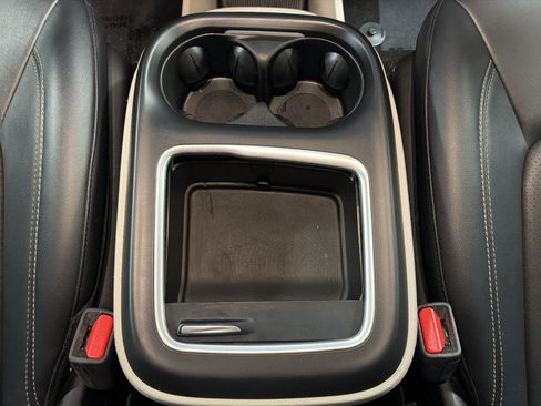 Used 2024 Chrysler Pacifica Touring-L FWD image 40