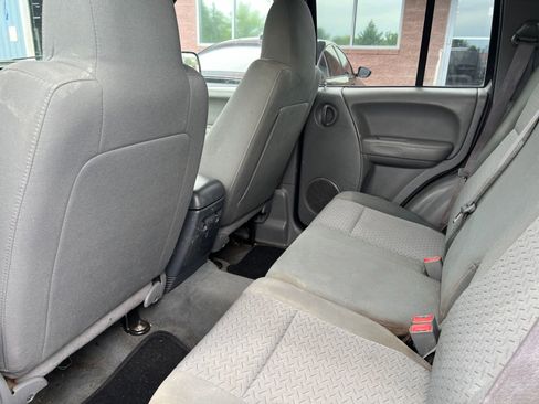 Used 2005 Jeep Liberty Renegade AWD/4WD image 8