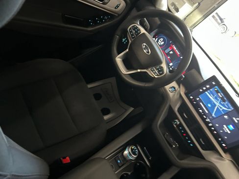 Used 2025 Ford Explorer Active AWD/4WD image 24