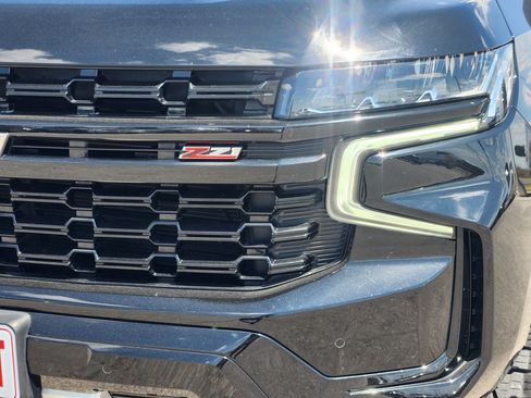 Used 2023 Chevrolet Suburban Z71 w/ Luxury Package AWD/4WD image 8