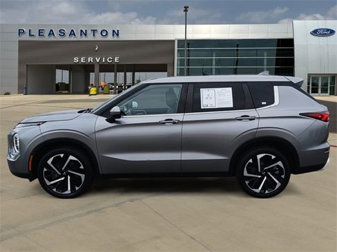 Used 2022 Mitsubishi Outlander SE image 2