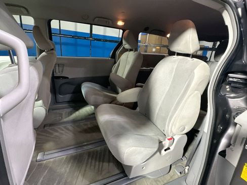 Used 2013 Toyota Sienna L w/ Towing Pkg image 32