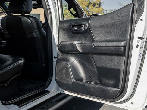 Used 2018 Toyota Tacoma TRD Off-Road image 39