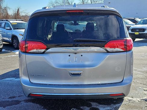 Used 2018 Chrysler Pacifica Touring-L w/ Tire & Wheel Group image 5