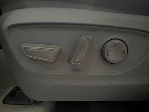 Used 2024 Toyota Highlander XLE image 8