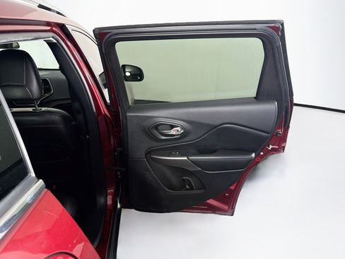 Used 2019 Jeep Cherokee Latitude Plus FWD image 30
