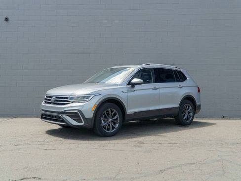 Used 2023 Volkswagen Tiguan SE w/ Panoramic Sunroof Package AWD/4WD image 1