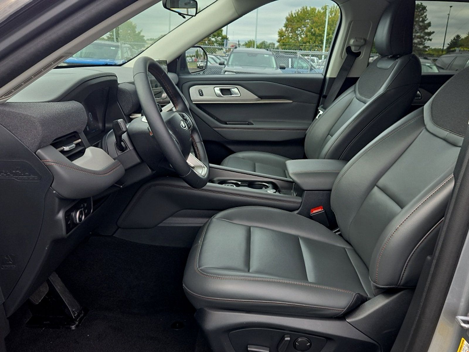 Used 2025 Ford Explorer Active w/ Active Comfort Package AWD/4WD image 11