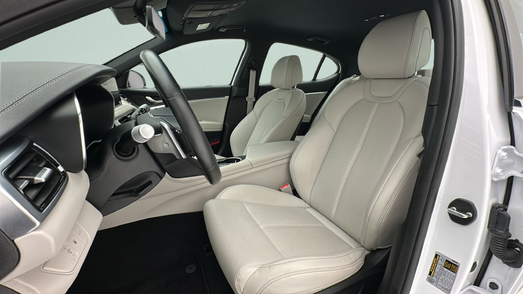 Used 2025 Genesis G70 2.5T RWD image 14