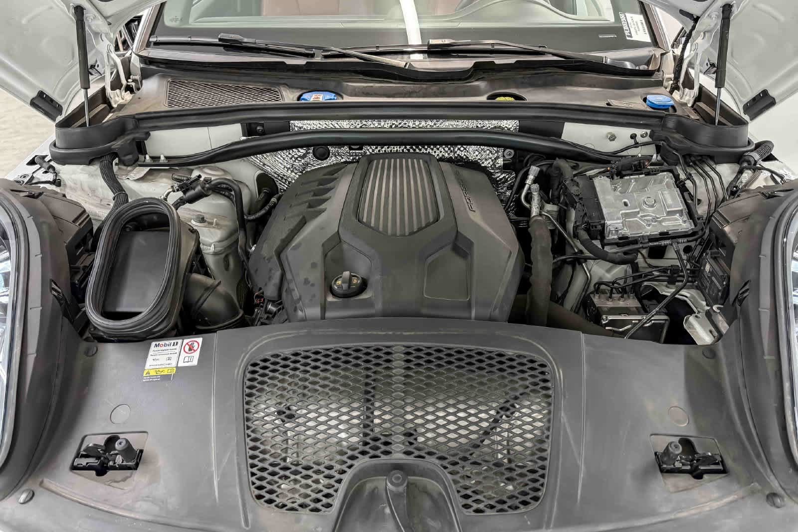 Certified 2023 Porsche Macan AWD/4WD image 33