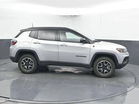 Used 2025 Jeep Compass Trailhawk AWD/4WD image 4