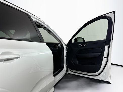 Used 2025 Volvo XC60 B5 Core image 33