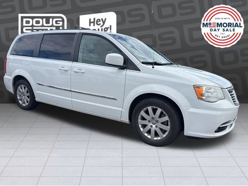 Used 2015 Chrysler Town & Country Touring FWD image 1