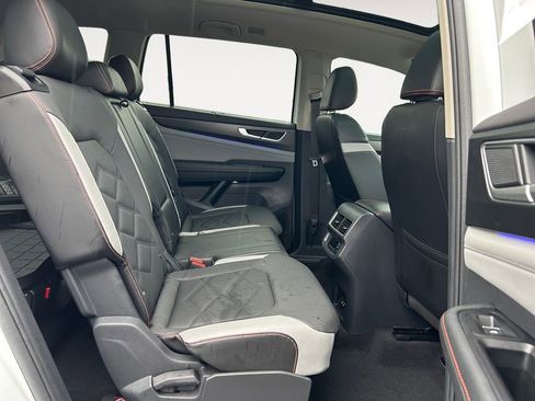 Used 2024 Volkswagen Atlas Peak Edition SE image 11