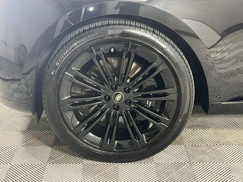 Certified 2025 Land Rover Range Rover SE image 29