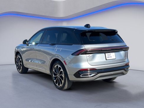 Used 2024 Lincoln Nautilus Reserve image 12