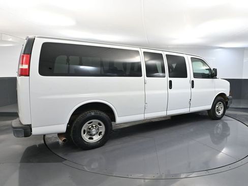 Used 2017 Chevrolet Express 3500 LT w/ LT Preferred Equipment Group RWD image 4