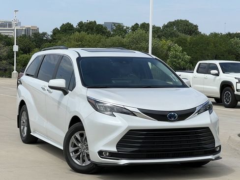 Used 2025 Toyota Sienna XLE FWD image 2