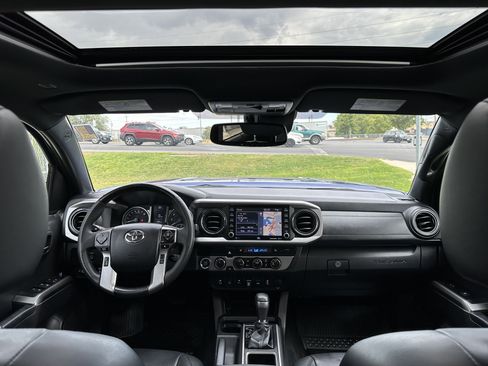 Used 2022 Toyota Tacoma Limited image 29