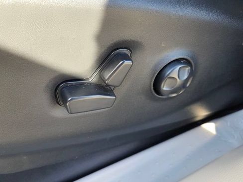 Used 2024 Chrysler Pacifica Touring-L FWD image 19