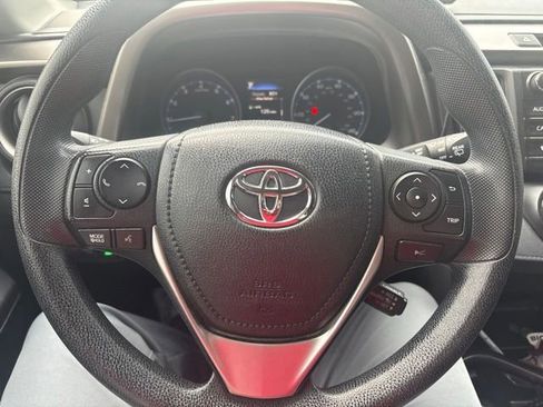Used 2018 Toyota RAV4 LE FWD image 11
