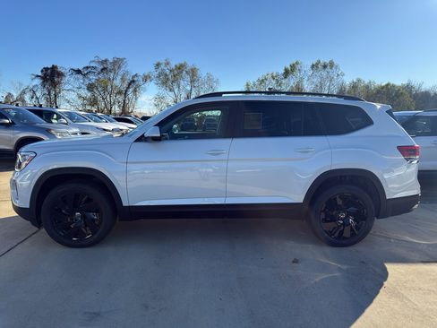 New 2026 Volkswagen Atlas SE FWD image 8