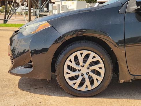 Used 2017 Toyota Corolla LE FWD image 5