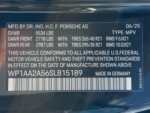 Used 2025 Porsche Macan AWD/4WD image 36