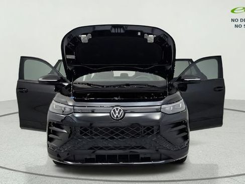 Used 2025 Volkswagen Tiguan SE R-Line AWD/4WD image 12