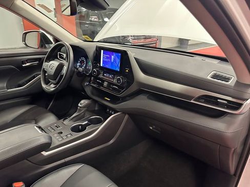 Used 2023 Toyota Highlander XLE image 17