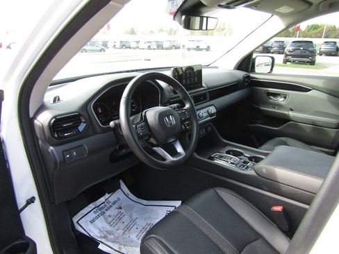 Used 2023 Honda Pilot Touring image 9