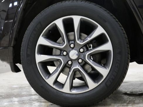 Used 2017 Jeep Grand Cherokee Overland w/ Jeep Active Safety Group image 10