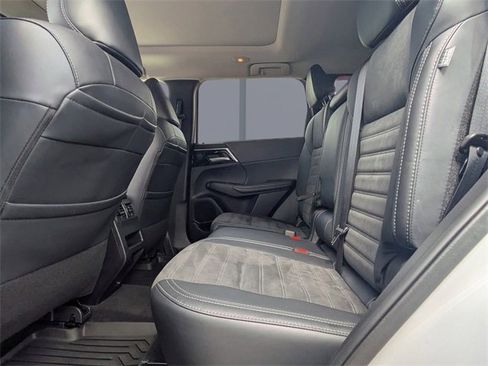 Used 2024 Mitsubishi Outlander SE image 14