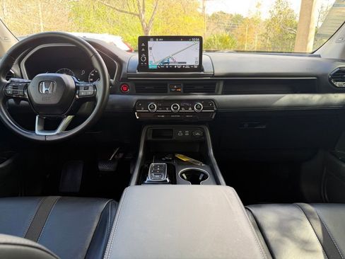 Certified 2025 Honda Pilot Touring image 14