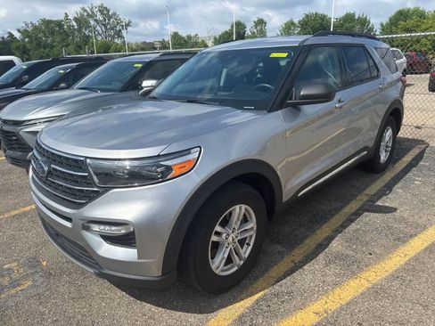 Used 2023 Ford Explorer XLT w/ Equipment Group 202A AWD/4WD image 2