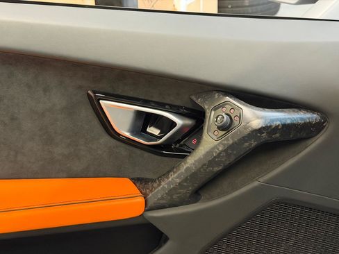 Used 2022 Lamborghini Huracan EVO RWD image 18