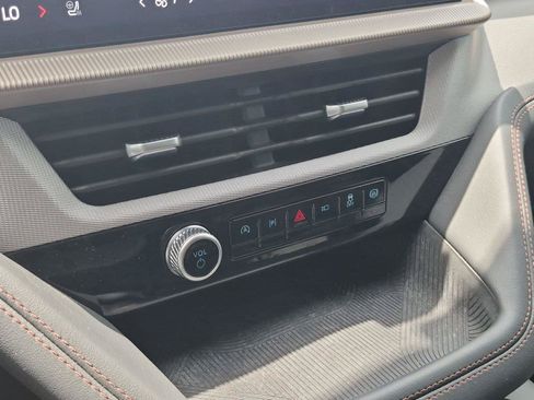 Used 2025 Ford Explorer Active w/ Active Comfort Package RWD image 19