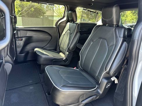 Used 2023 Chrysler Pacifica Limited w/ Uconnect Theater Family Group AWD/4WD image 18