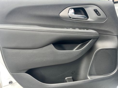 New 2026 Chrysler Pacifica Select image 15