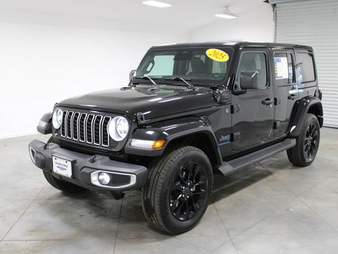 Used 2025 Jeep Wrangler Sahara 4xe image 4