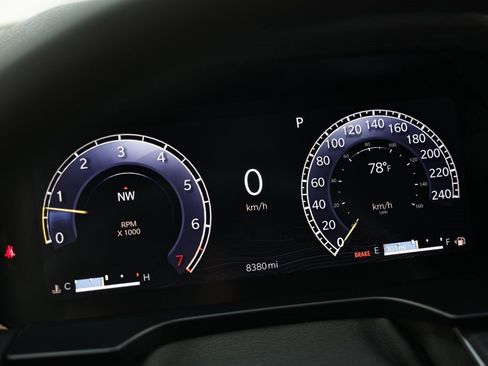 Used 2025 Jeep Grand Cherokee Limited w/ Luxury Tech Group II image 32