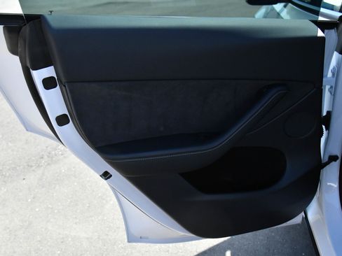 Used 2023 Tesla Model Y Long Range AWD/4WD image 32
