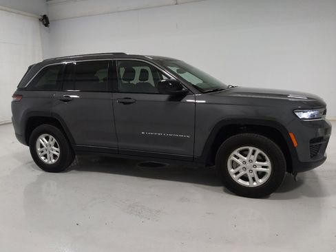 Used 2022 Jeep Grand Cherokee Laredo w/ Luxury Tech Group I AWD/4WD image 11