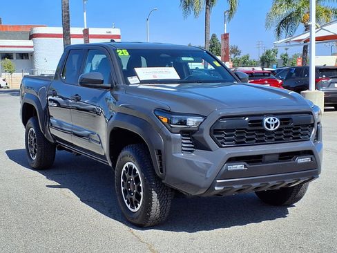 Certified 2025 Toyota Tacoma TRD Off-Road AWD/4WD image 3